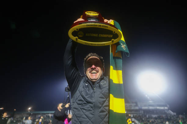 现出强烈的 现出强烈的